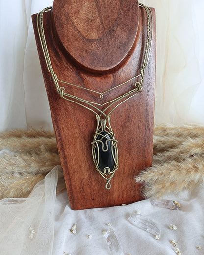 Black Onyx VÏ wirewrap pendant showing deep grounding stone