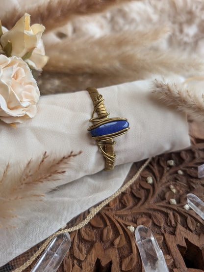 Handmade ZÏ lapis lazuli bracelet on brass wire — front view