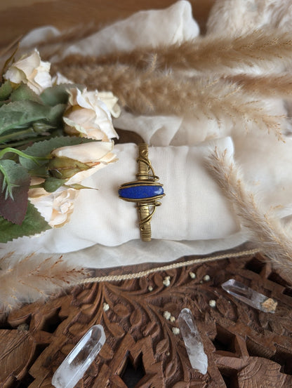Side view of ZÏ lapis lazuli bracelet in adjustable brass wire